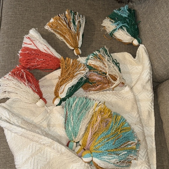 ANTHROPOLOGIE Treasured Tassels Tree
Skirt - Picture 11 of 13